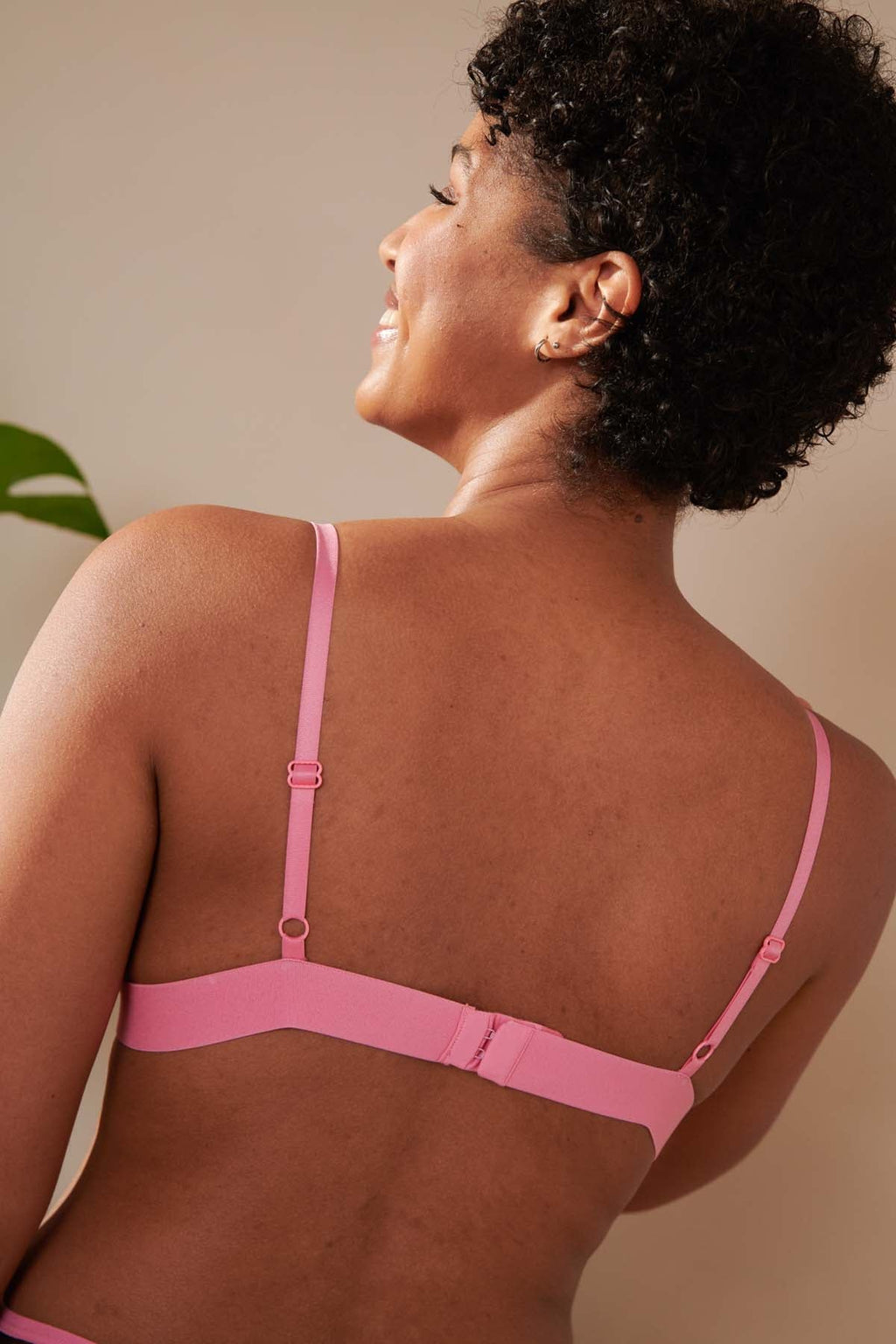 Marie-Charles fait du 85B et porte une taille M*