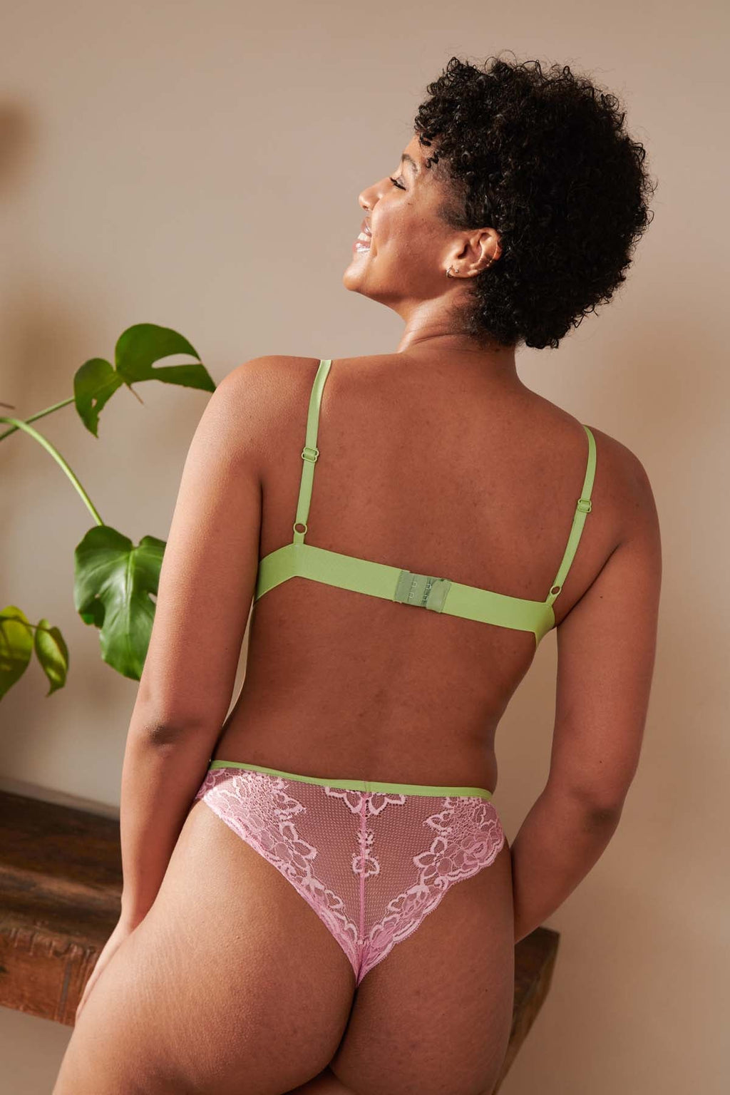 Marie-Charles fait du 85B et porte une taille M*