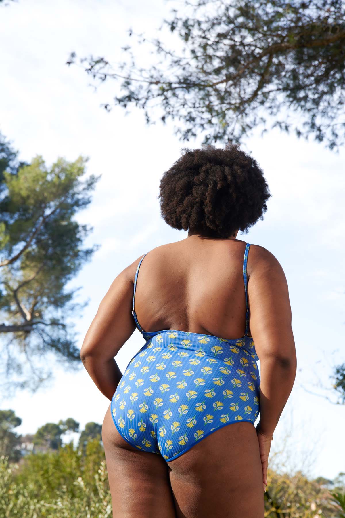 Tiffany fait du 105E en haut et du 48 en bas et porte une taille 3XL*