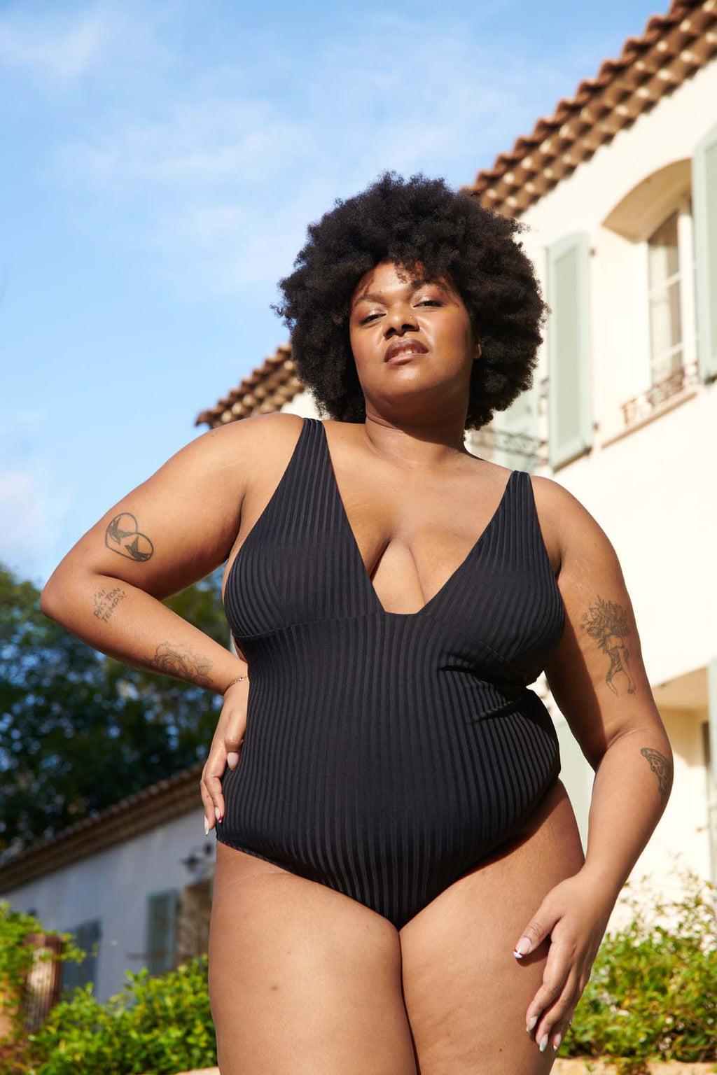 Tiffany fait du 105E en haut et du 48 en bas et porte une taille 3XL*