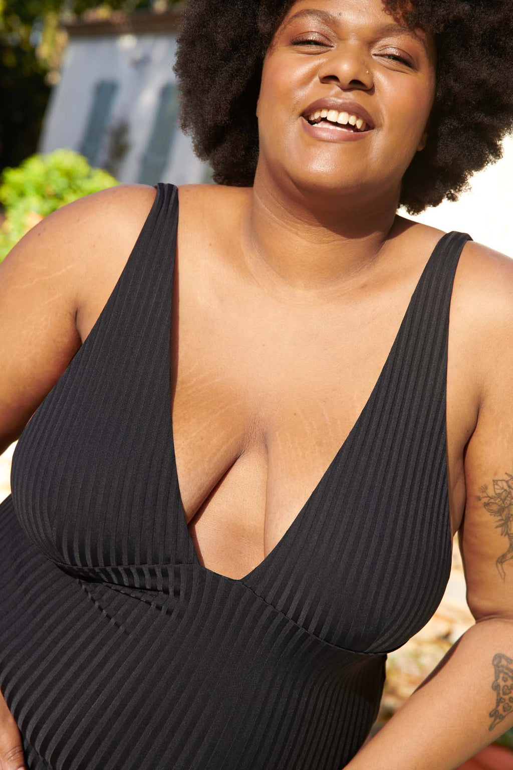 Tiffany fait du 105E en haut et du 48 en bas et porte une taille 3XL*