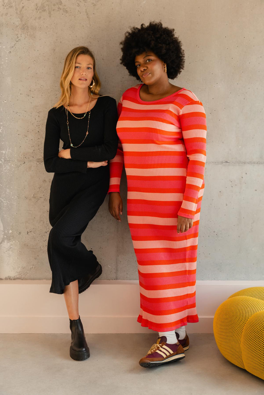Violette fait du 34 et porte une taille XS et Tiffany fait du 46 et porte une taille 3XL*